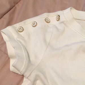 Cotton tee with gold buttons